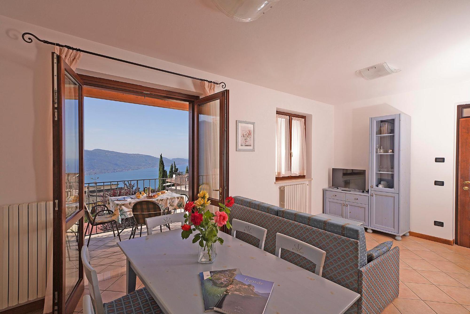 Superior One-Bedroom Apartment Lake View