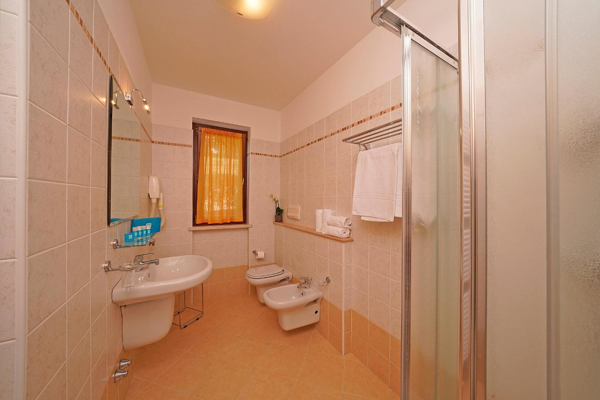 Superior One-Bedroom Apartment Lake View