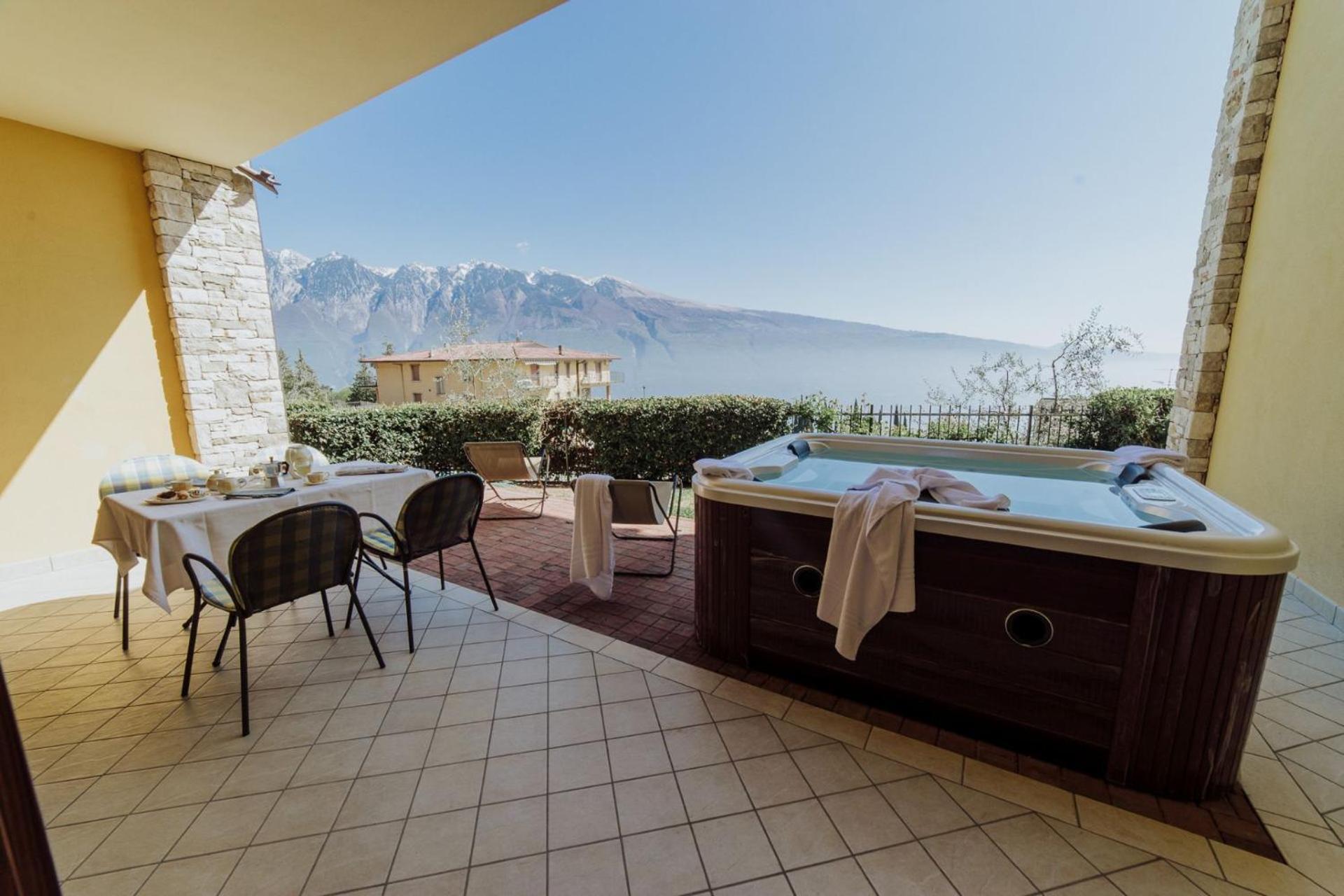 Deluxe Apartment Lake View